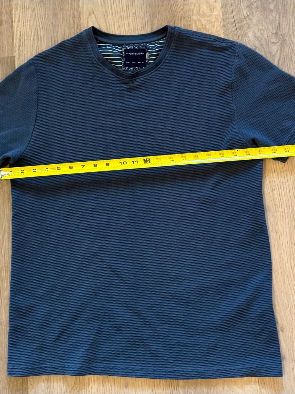 Denim & Flower Ricky Singh Textured Navy V-Neck T-Shirt Men’s Large - Picture 9 of 14